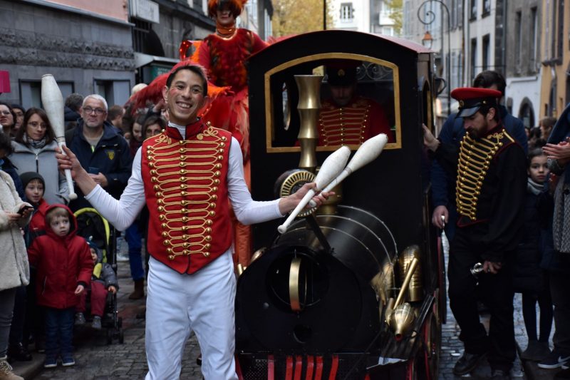 ico spectacle déambulatoire parade de rue parade de bulles et d'anges marseille nice toulouse lyon bordeaux paca noel voyage magique