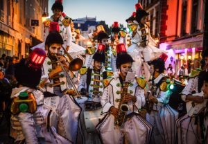 ico fanfare de noel fanfare des jouets animés parade de rue marseille paris lyon bordeaux strasbourg poitiers lille paca france