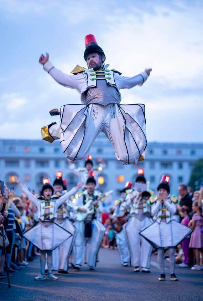 ico fanfare de noel fanfare des jouets animés parade de rue marseille paris lyon bordeaux strasbourg poitiers lille paca france