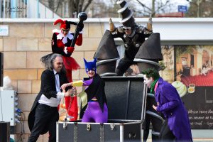 ico parade de noel la danse des supers héros parade de rue mairies villages de noel marseille paris lyon lille paca france