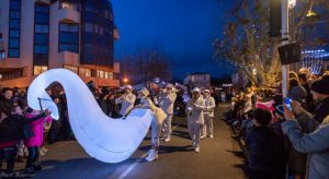 infocom organisation spectacle déambulatoire fanfare parade les cygnes en folie parade de noel lumineuse marseille paris lyon toulouse lille paca france