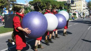 ico parade de ballons parade de rue spectacle mairies villages de noel marseille paris lille nice nantes strasbourg