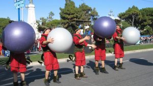 ico parade de ballons parade de rue spectacle mairies villages de noel marseille paris lille nice nantes strasbourg