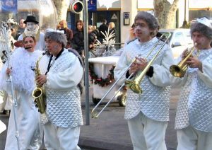 ico parade blanche ou noel en bulles parade de rue deambulation mairies villages de noel spectacle de rue marseille paris lyon toulouse nice paca france