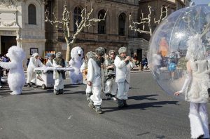 ico parade blanche ou noel en bulles parade de rue deambulation mairies villages de noel spectacle de rue marseille paris lyon toulouse nice paca france